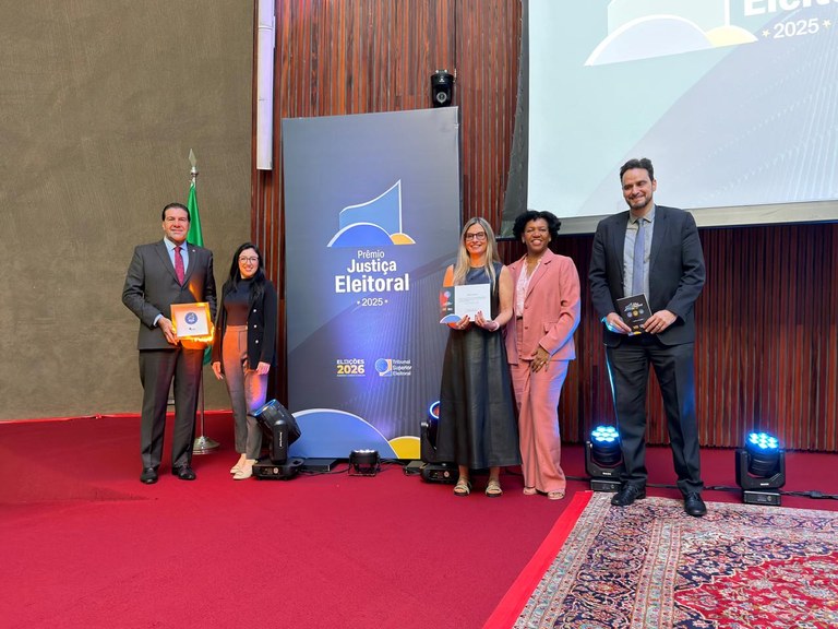 O desembargador Silmar Fernandes; a servidora Soraya Dias; a juíza assessora da Presidência, Fernanda Colombini; a secretária de Planejamento do TRE-SP, Regina Rufino, e o servidor Paulo Eberlein (autor das fotos dos projetos finalistas) O desembargador Silmar Fernandes; a servidora Soraya Dias; a juíza assessora da Presidência, Fer...