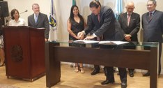 O desembargador Silmar Fernandes assinou um acordo de cooperação no TRT-15, em Campinas