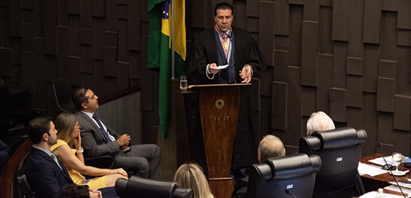 O desembargador Silmar Fernandes discursa na despedida do TRE-SP