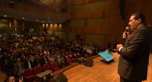 O desembargador Silmar Fernandes fala a servidores no 4º Encontro da Justiça Eleitoral Paulista