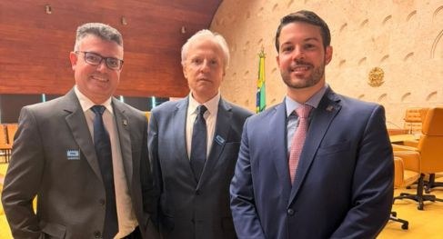 O diretor-geral do TRE-SP, André Luiz Pavim; o presidente da Corte, des. Encinas Manfré; e o juiz assessor da Presidência, Renato de Andrade Siqueira, no STF O diretor-geral do TRE-SP, André Luiz Pavim; o presidente da Corte, des. Encinas Manfré; e o jui...