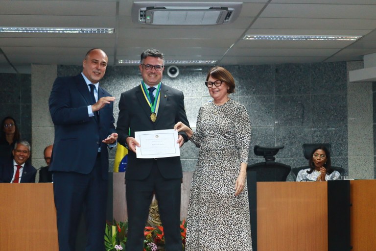 O diretor-geral do TRE-SP, André Luiz Pavim, recebeu a Medalha Guerreira Maria, honraria do TRE-MA