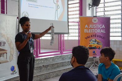 Participaram 192 estudantes do 8º e 9º anos do ensino fundamental, com idades entre 13 e 15 anos...