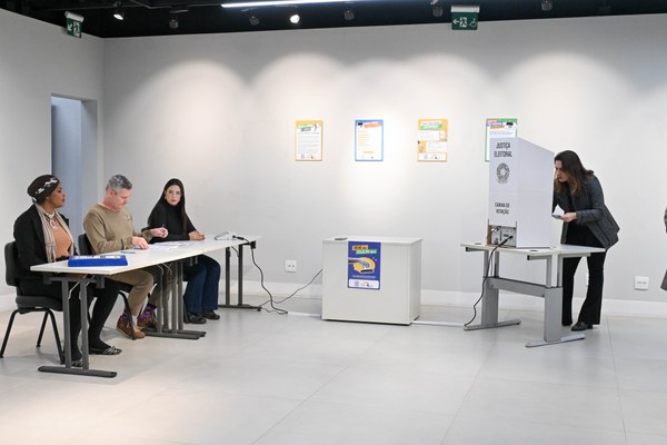 O evento simulou o fluxo de votação em uma seção eleitoral cenográfica