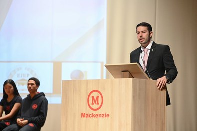 O juiz assessor da presidência do TRE-SP, Renato Siqueira, fala aos estudantes do Mackenzie na c...