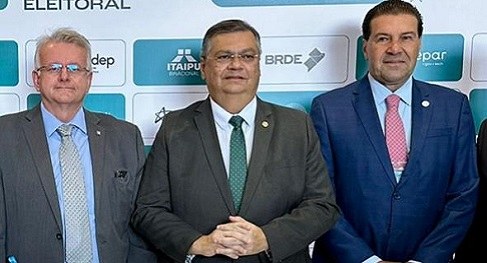 O presidente do TRE-PR, des. Sigurd Roberto Bengtsson; o ministro do STF Flávio Dino, e o des. Silmar Fernandes O presidente do TRE-PR, des. Sigurd Roberto Bengtsson; o ministro do STF Flávio Dino; e o des. S...