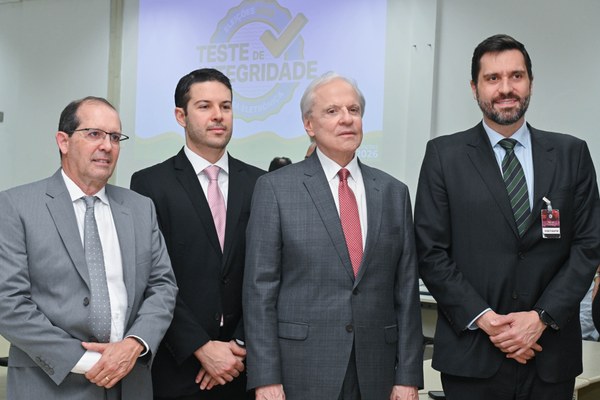 O presidente do TRE-SP, des. Encinas Manfré, o juiz assessor da presidência, Renato de Andrade Siqueira, e demais autoridades na cerimônia de preenchimento