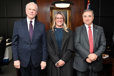 O presidente do TRE-SP, desembargador Encinas Manfré, a jurista substituta, Fernanda Fabretti, e...
