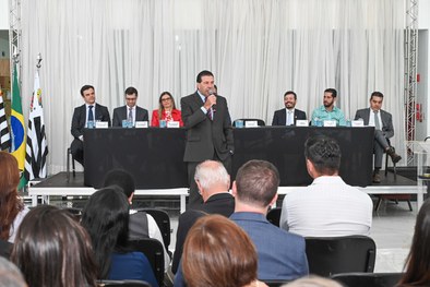 O diretor-geral do TRE-SP, Claucio Corrêa, o prefeito de Atibaia, Daniel Martini, o desembargado...