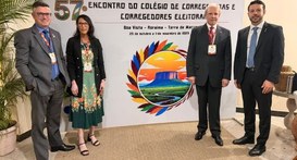 O secretário da CRE-SP, André Luiz Pavim, a servidora Eneida Nakano, o corregedor regional eleit...