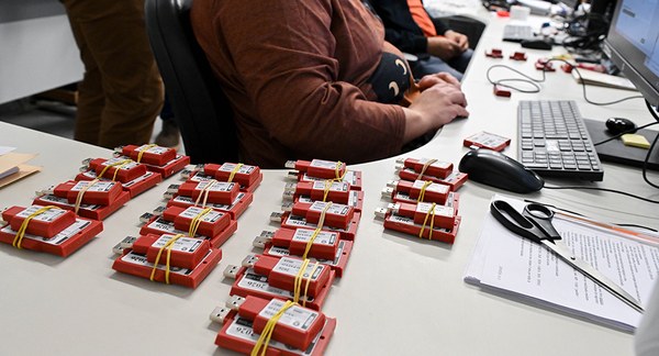 Os dados são transmitidos às urnas por meio das mídias removíveis