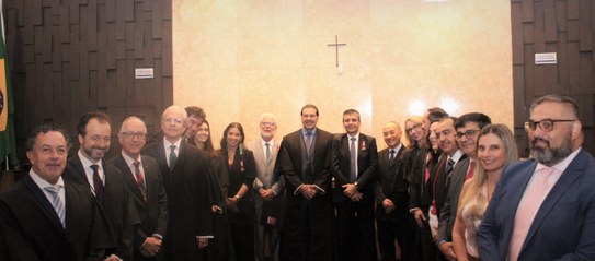 Os homenageados e os integrantes da Corte Eleitoral paulista
