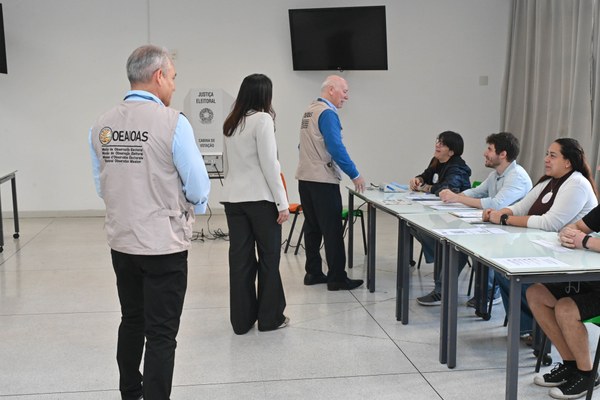 Os observadores visitaram seções eleitorais e interagiram com mesários e mesárias