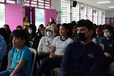 Participaram 192 estudantes do 8º e 9º anos do ensino fundamental, com idades entre 13 e 15 anos...