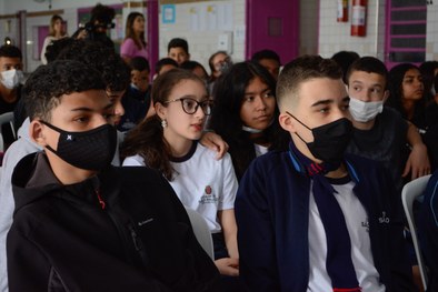 Participaram 192 estudantes do 8º e 9º anos do ensino fundamental, com idades entre 13 e 15 anos...