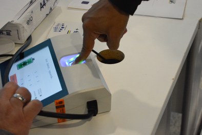 Por meio do terminal do mesário, eleitor participante do Teste de Integridade com biometria libe...