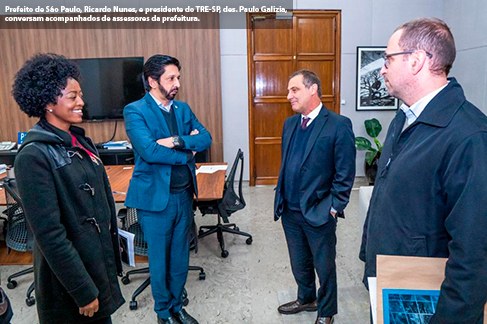 Prefeito de São Paulo, Ricardo Nunes, e presidente do TRE-SP, des. Paulo Galizia, conversam acompanhado de assessores da prefeitura. Prefeito de São Paulo, Ricardo Nunes, e presidente do TRE-SP, des. Paulo Galizia, conversam acom...