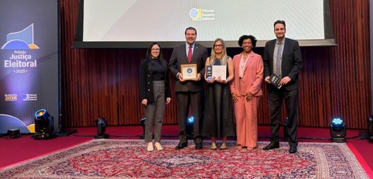 O servidor Paulo Eberlein (autor das fotos dos projetos finalistas); a secretária de Planejament...