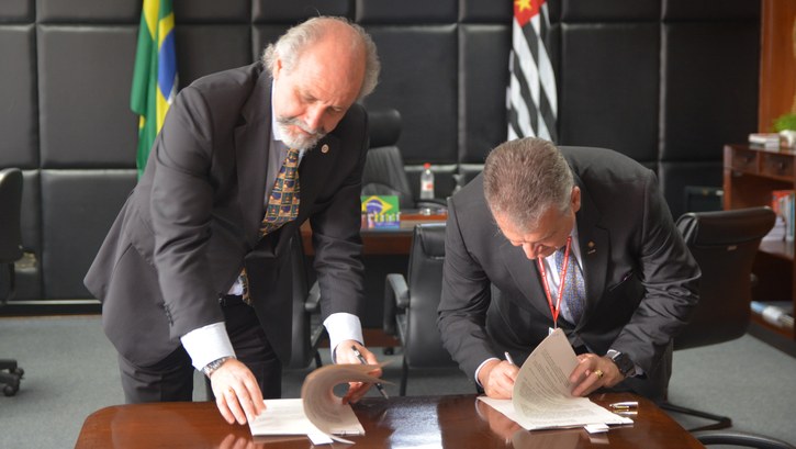 O presidente do TRE-SP, des. Carlos Eduardo Cauduro Padin, assinou convênio com o Conselho Regio...