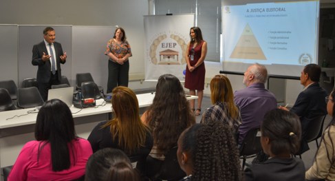 Presidente do TRE-SP, des. Paulo Galizia, conversa com estudantes do Centro Universitário Carlos...