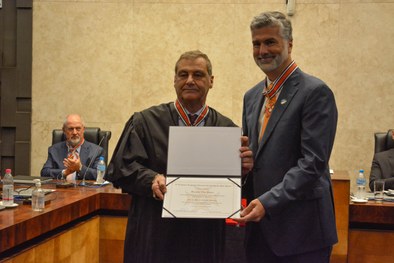 Presidente do TRE-SP desembargador Paulo Galizia entrega Colar do Mérito Eleitoral paulista ao a...