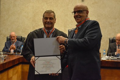 Presidente do TRE-SP desembargador Paulo Galizia entrega Colar do Mérito Eleitoral paulista ao d...