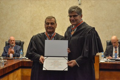 Presidente do TRE-SP desembargador Paulo Galizia entrega Colar do Mérito Eleitoral paulista ao j...