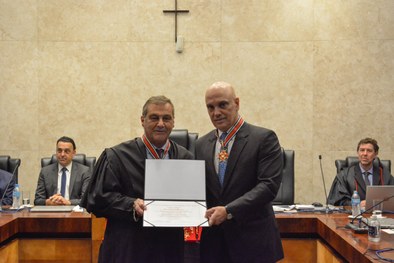 Presidente do TRE-SP desembargador Paulo Galizia entrega Colar do Mérito Eleitoral paulista ao p...