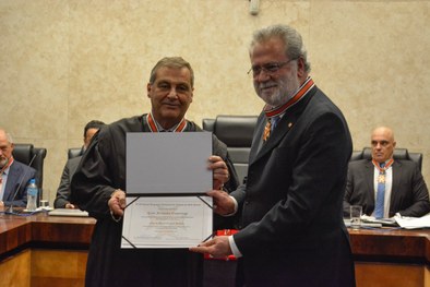 Presidente do TRE-SP desembargador Paulo Galizia entrega Colar do Mérito Eleitoral paulista ao p...