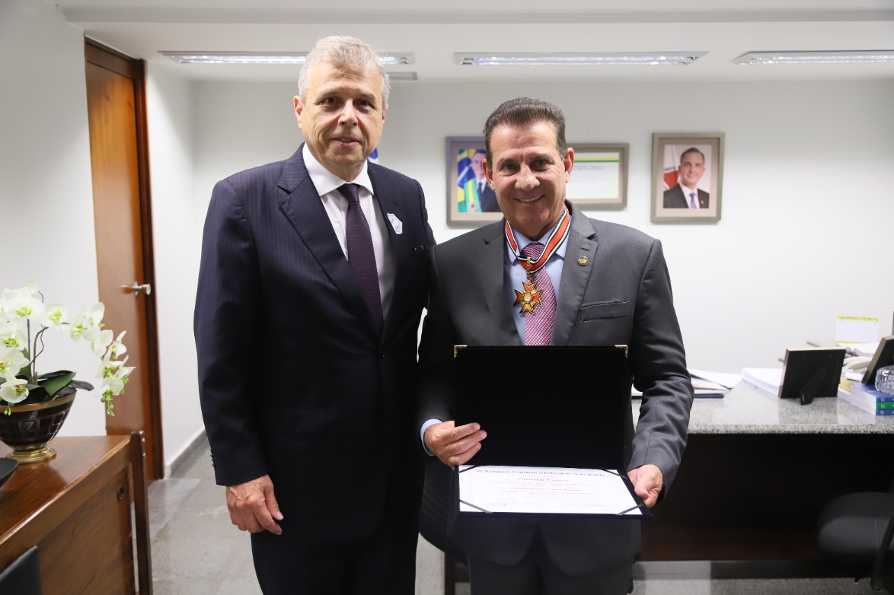 Presidente do TRE-SP entrega em mãos comenda outorgada durante a Sessão Solene de Entrega do Col...