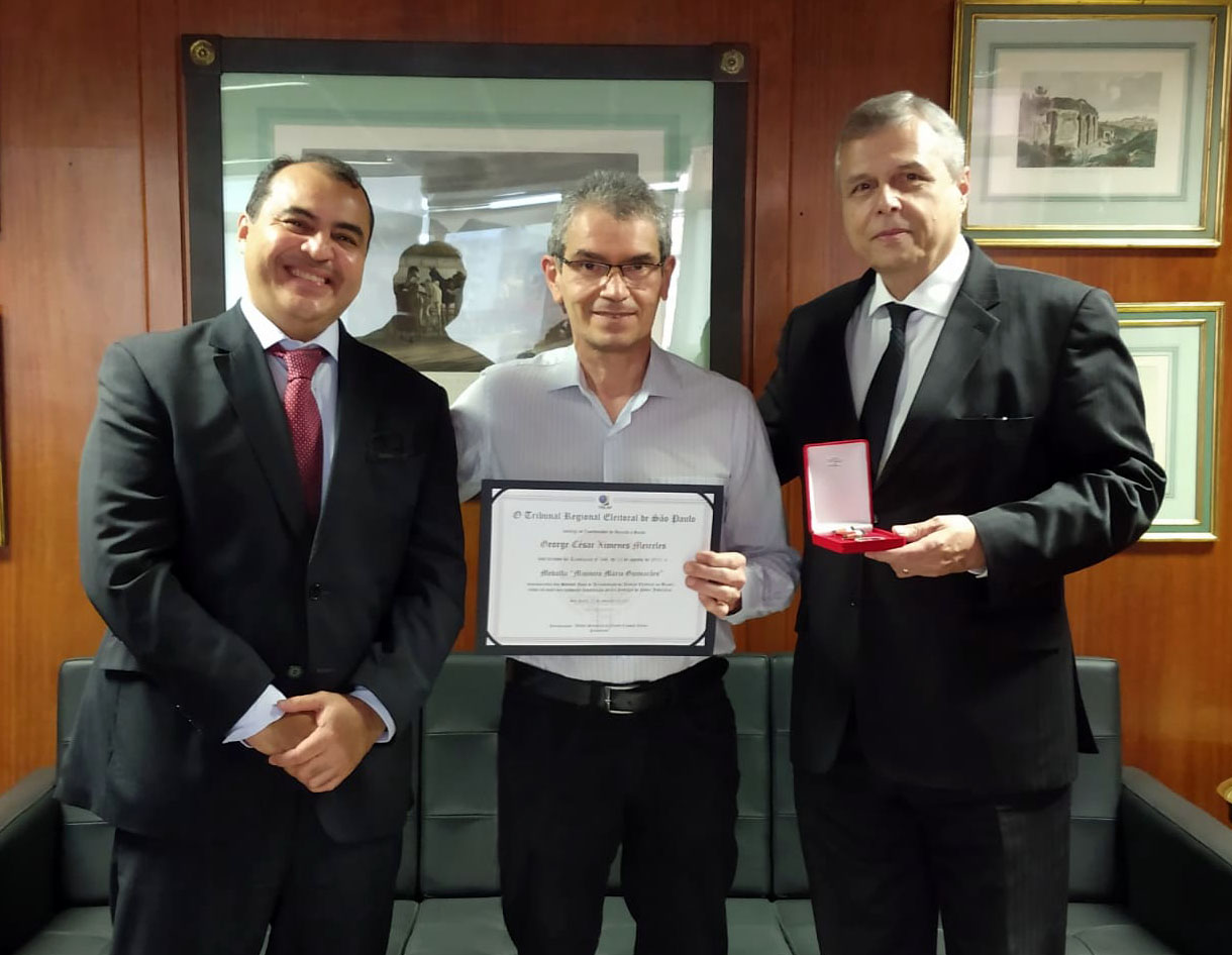 Presidente do TRE-SP entrega em mãos comenda outorgada durante a Sessão Solene de Entrega do Col...