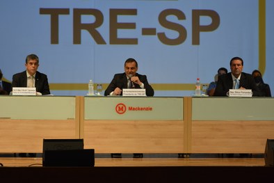 Presidente do TRE-SP Paulo Galizia faz discurso de abertura ao lado do reitor da Universidade Ma...