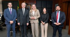 Representantes do TRE-SP e da DPU posam lado a lado para foto na sala da presidência do TRE-SP. ...