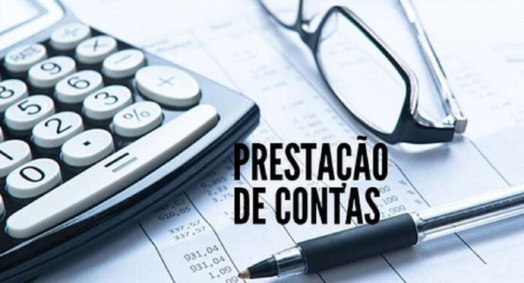 Prestações de contas eleitorais serão apresentadas para Julgamento Colegiado #PraTodosVerem: Na fotografia aparece uma calculadora, um óculos, uma caneta e um papel com vári...