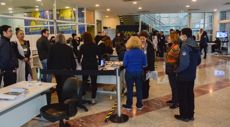 Por meio do terminal do mesário, eleitor participante do Teste de Integridade com biometria libe...