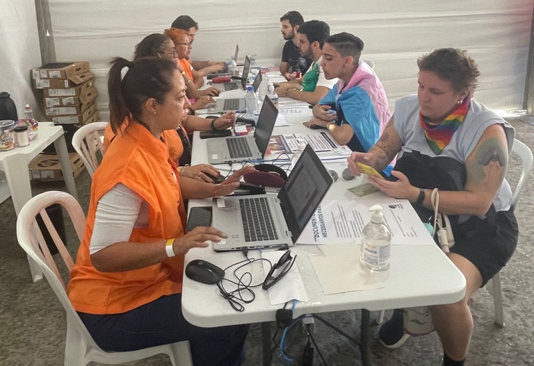 Público em atendimento na tenda do TRE-SP na Feira Cultural da Diversidade LGBT+