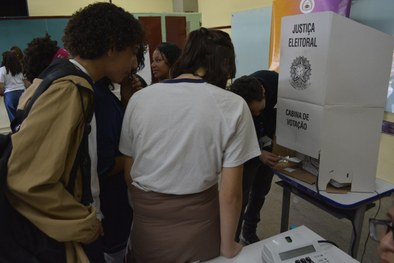 Servidora da Ejep Rosana Moreira instrui estudantes sobre o funcionamento da urna eletrônica