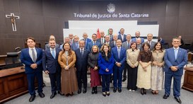 Fotografia em plano geral de um grupo de cerca de 24 pessoas posando juntas para uma foto oficia...