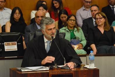 Marcelo Salum, delegado da Polícia Federal, recebe das mãos do presidente do TRE-SP, desembargad...