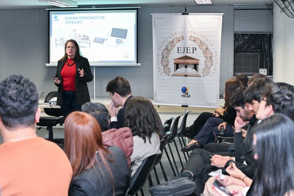 Roda de conversa durante visita monitorada de estudantes ao TRE-SP