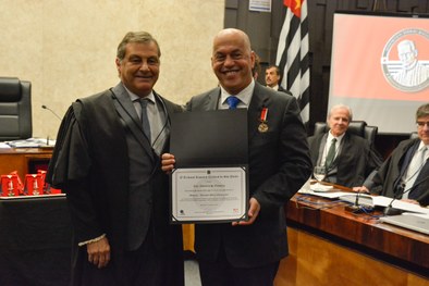 Marcelo Salum, delegado da Polícia Federal, recebe das mãos do presidente do TRE-SP, desembargad...