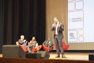 Presidente do TRE-SP Paulo Galizia faz discurso de abertura ao lado do reitor da Universidade Ma...
