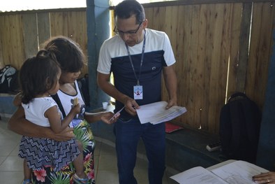 Servidor do TRE-SP entrega título a eleitora da aldeia Rio Branco, que havia solicitado o docume...