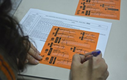 Servidora assina lacres para urnas eletrônicas que serão utilizadas no 1º turno das Eleições 2022