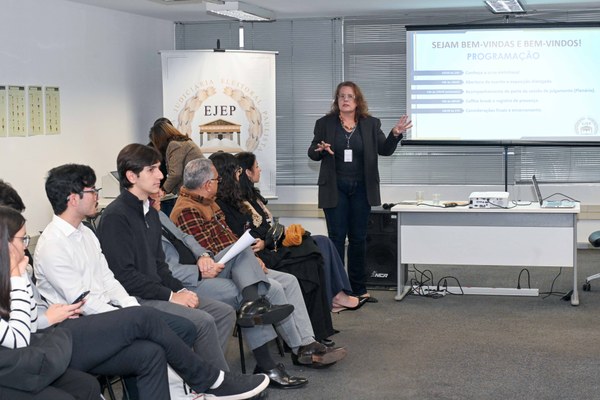Servidora do TRE-SP em palestra a universitários do curso de Direito