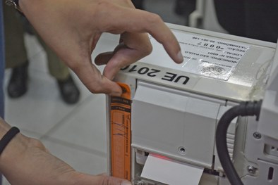Servidora assina lacres para urnas eletrônicas que serão utilizadas no 1º turno das Eleições 2022