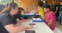 Servidoras do TRE-SP atendem eleitor indígena na aldeia Tekoa Mirim, em Praia Grande, litoral pa...