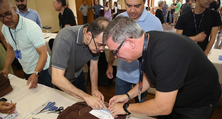 Servidoras e servidores do TRE-SP fazem apuração manual das cédulas e da totalização dos votos na eleição da Apamagis Servidoras e servidores do TRE-SP fazem apuração manual das cédulas e da totalização dos votos n...