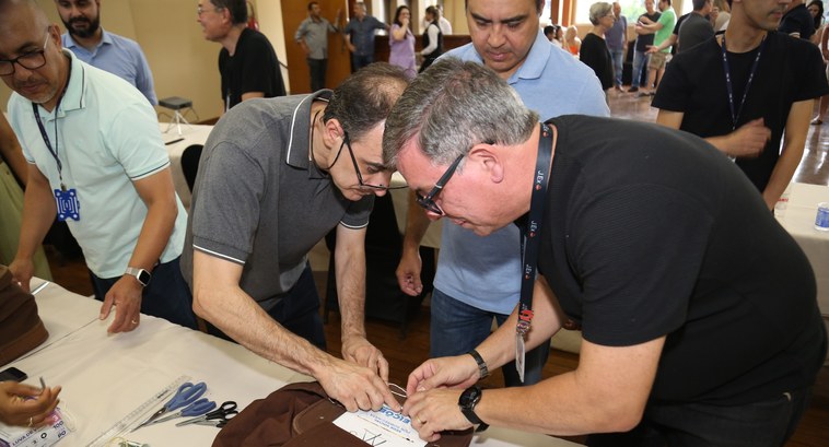 Servidoras e servidores do TRE-SP fazem apuração manual das cédulas e da totalização dos votos n...