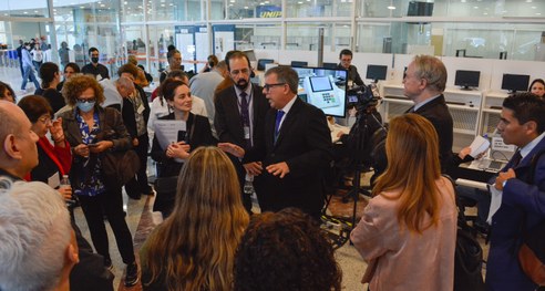 Por meio do terminal do mesário, eleitor participante do Teste de Integridade com biometria libe...